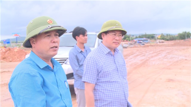 Đồng chí Phó Chủ tịch UBND Thành phố chỉ đạo xử lý ngập cục bộ tại phường Đại Yên