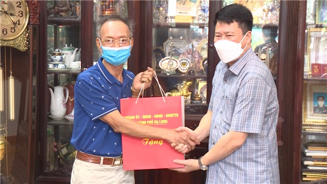 Đồng chí Nguyễn Ngọc Sơn, Phó Chủ tịch UBND Thành phố: thăm tặng quà các gia đình chính sách