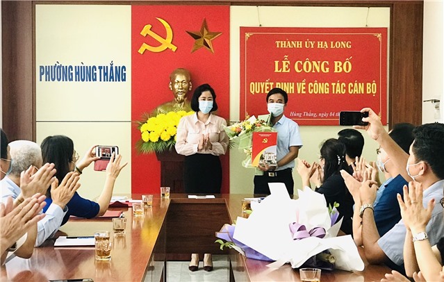 Trao quyết định của Thành ủy về công tác cán bộ tại các phường Đại Yên, Hùng Thắng