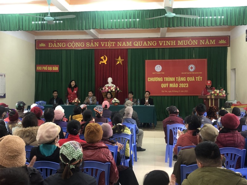 Hội  chữ thập đỏ tỉnh Quảng Ninh phối hợp với quỹ thiện tâm và Tập đoàn VinGroup đã tổ chức trao 250 suất quà cho Phường Đại Yên.