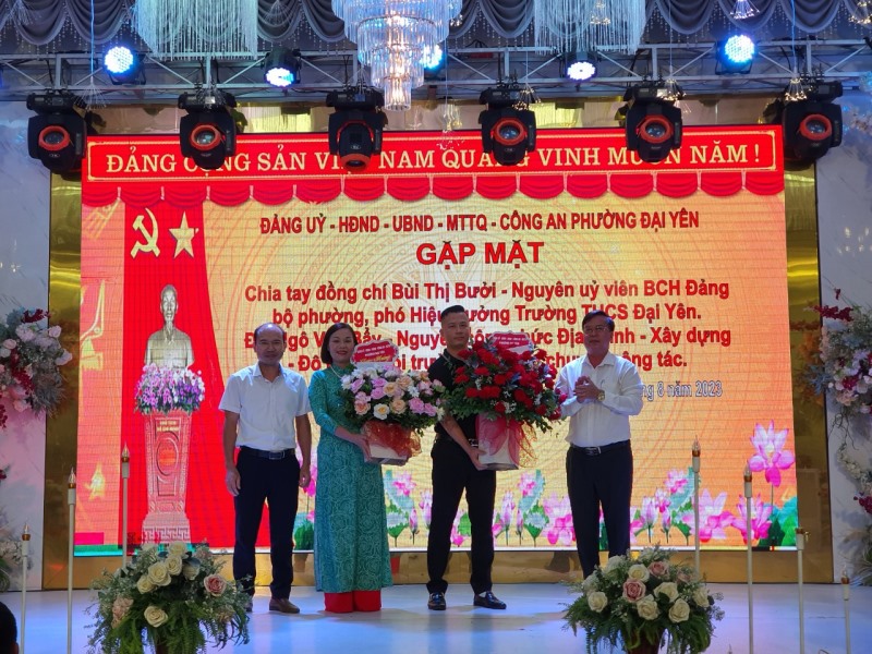 UBND phường Đại Yên đã tổ chức chia tay đồng chí Ngô Văn Bẩy công chức Địa chính - Đô thị - Xây dựng và Môi trường đến công tác tại UBND phường Việt Hưng.