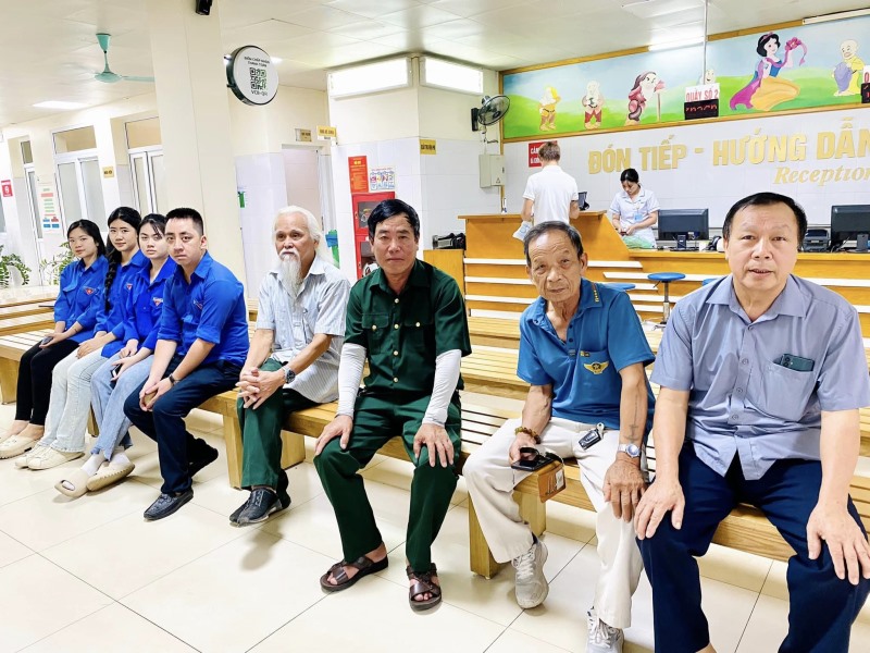 Phường Đại Yên phối hợp với bệnh viện Sản Nhi tỉnh Quảng Ninh tổ chức khám sức khỏe và tặng quà Nhân dịp kỷ niệm 77 năm ngày Thương binh - Liệt sỹ 27/7.