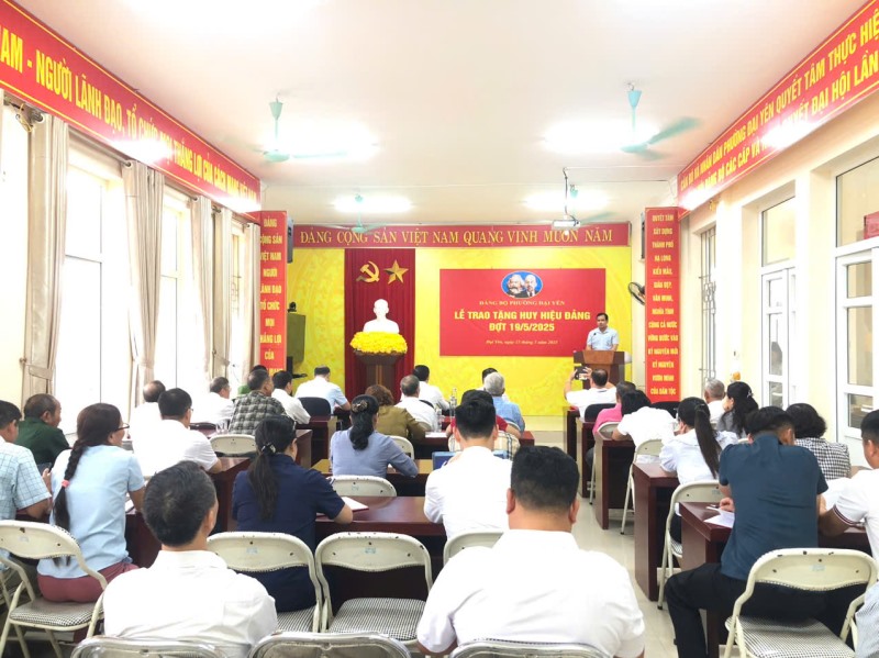 ĐẢNG BỘ PHƯỜNG ĐẠI YÊN TỔ CHỨC LỄ TRAO HUY HIỆU ĐẢNG ĐỢT 19/5