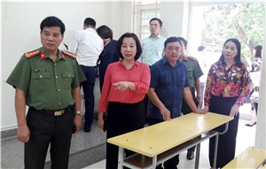 Đồng chí Vũ Thị Thu Thủy, Phó Chủ tịch UBND Tỉnh kiểm tra công tác chuẩn bị cho kỳ thi THPT tại TP Hạ Long