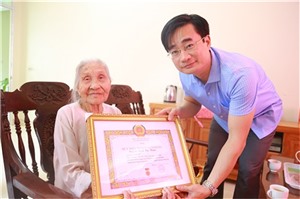 Đồng chí Nguyễn Anh Tú, Tỉnh ủy viên, Phó Bí thư TT Thành ủy trao Huy hiệu 70 năm tuổi Đảng cho đảng viên lão thành Đinh Thị Thẩm