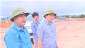 Đồng chí Phó Chủ tịch UBND Thành phố chỉ đạo xử lý ngập cục bộ tại phường Đại Yên