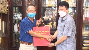 Đồng chí Nguyễn Ngọc Sơn, Phó Chủ tịch UBND Thành phố: thăm tặng quà các gia đình chính sách