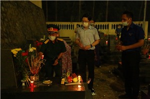 Thắp nến tri ân tại nghĩa trang liệt sỹ Hoành Bồ