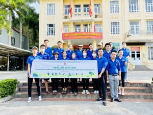 Đoàn Thanh niên phường Đại Yên tổ chức ra quân vệ sinh môi trường, bóc xoá quảng cáo sai quy định trên địa bàn phường vào ngày 04/6/2023
