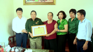 UBND thành phố tặng giấy khen cho gia đình hiến đất làm đường ở phường Đại Yên