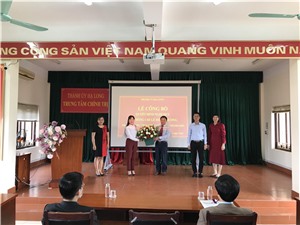 Trao quyết định nghỉ hưu cho đồng chí Lê Hoài Phương, Phó Giám đốc Trung tâm Chính trị thành phố Hạ Long