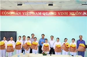 Bí thư Thành ủy Vũ Văn Diện: Thăm, tặng quà công nhân Công ty Cổ phần Xuất nhập khẩu thủy sản Quảng Ninh và Công ty CP Viglacera Hạ Long.