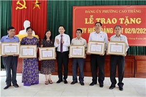 Phó Bí thư Thành ủy trao tặng Huy hiệu đảng tại Đảng bộ các phường: Cao Thắng, Hà Lầm