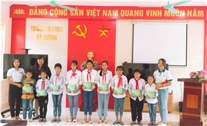 Hội LHPN thành phố tặng quà cho trẻ em có hoàn cảnh khó khăn xã Kỳ Thượng