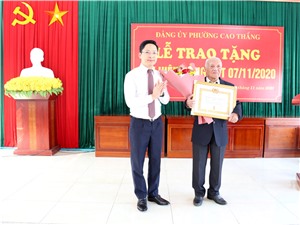 Đồng chí Phạm Lê Hưng, Phó Bí thư Thanh ủy trao tặng Huy hiệu đảng cho các đảng viên phường Cao Thắng