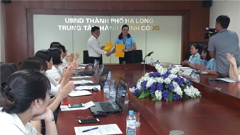 Trung tâm Hành chính công TP và Bưu điện ký thỏa thuận hợp tác cung cấp dịch vụ bưu chính công ích